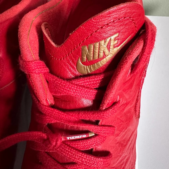 NIKE ROSHE TIEMPO VI QS UNIVERSITY RED/ UNIVERSITY RED-METALLIC GOLD SIZE 13
